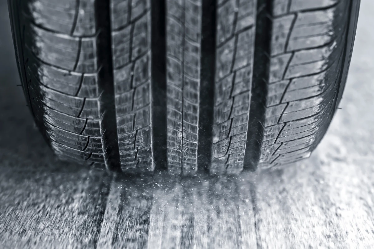 Car tire with asbestos-containing dust