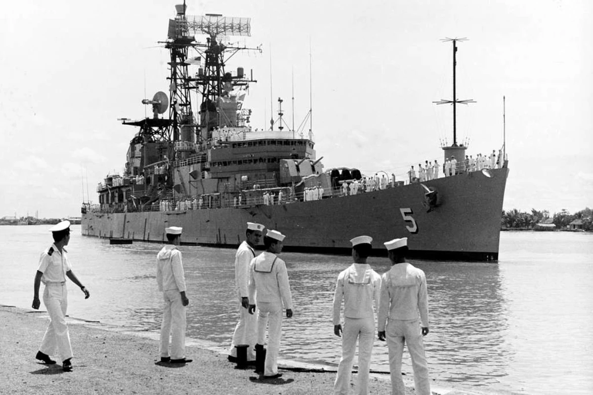 The U.S. Navy guided missile cruiser USS Oklahoma City arrives in Vietnam